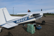 Kirk (Yukon Air) beim Betanken der Cesna