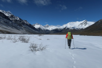 Wanderung auf dem schneebedeckten Aufeis