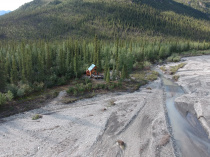 Meandrierender Fluss am Dalton Highway mit Blockhuette
