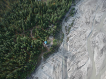 Meandrierender Fluss am Dalton Highway mit Blockhuette